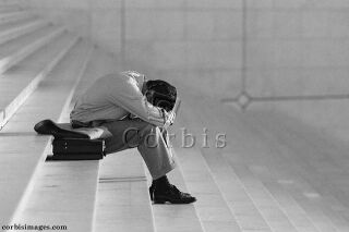 Ilustrační foto: zklamaný muž sedící na schodech