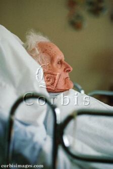 Ilustrační foto: težce nemocný stařík ležící na lůžku