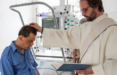 ČBK: Věřící pacienti mají na návštěvu duchovního ústavní právo