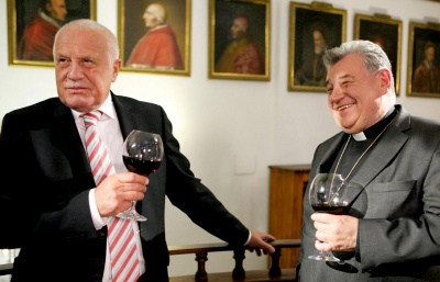 Kardinál Duka zítra navštíví Institut Václava Klause