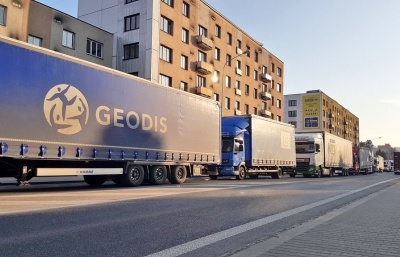 Doprava kolabuje, Charita rozdává jídlo a pití řidičům kamionů v koloně před hranicí s Polskem