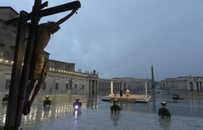 Papež se modlil v dešti na prázdném Svatopetrském náměstí. V Itálii dnes zemřelo téměř tisíc lidí