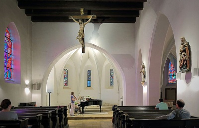 Při útoku teroristy ve Vídni se věřící zabarikádovali v kostele