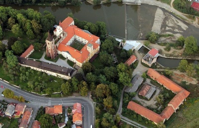 Kardinál Duka slavnostně požehnal obnovenému poutnímu areálu v Sázavském klášteře