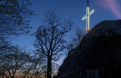 Kříž jako symbol Velikonoc rozsvítí u Nového Boru