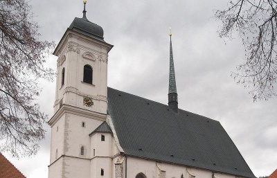 Věž kostela v Doubravníku má novou střechu. Netopýři se mohou nastěhovat