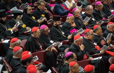 Papež čelí na biskupské synodě o rodině provokacím konzervativců
