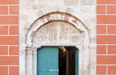 Veřejnosti se otevřel opravený kostel v Plasích s unikátním románským portálem