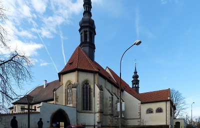Opravenému gotickému kostelu u františkánského kláštera v Kadani požehnal biskup