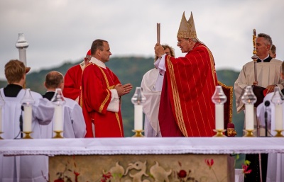 Papežský legát Schönborn předsedal liturgii při národní pouti na Tetíně