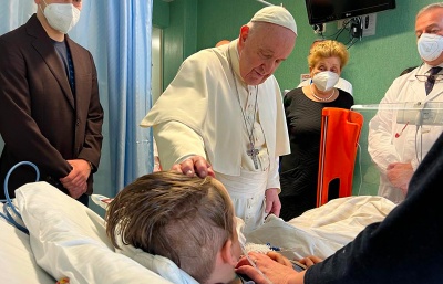 Papež František navštívil ukrajinské děti, které se léčí v nemocnici v Římě