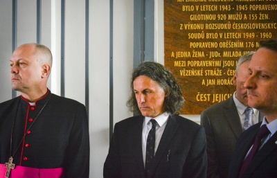 Představitelé církví uctili válečné oběti v popravčí místnosti věznice na Pankráci