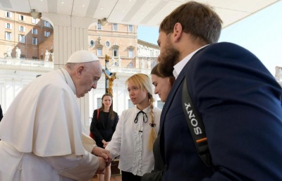 Papež krátce mluvil s manželkami ukrajinských vojáků, kteří bojují v Mariupolu