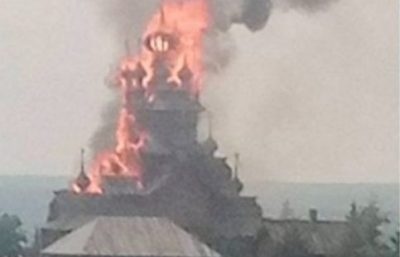 V Doněcké oblasti na Ukrajině po ostřelování zničili dřevěný kostel