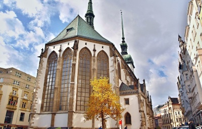 Oprava kostela svatého Jakuba v Brně se prodraží, lidé mohou přispět na vitráže