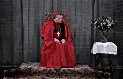 Papež odebral byt a plat kardinálu Burkeovi