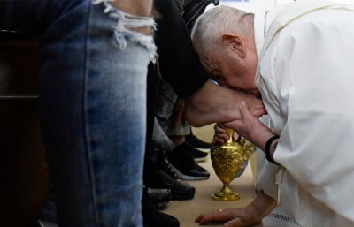 Papež na Zelený čtvrtek umyl nohy 12 mladistvým vězňům