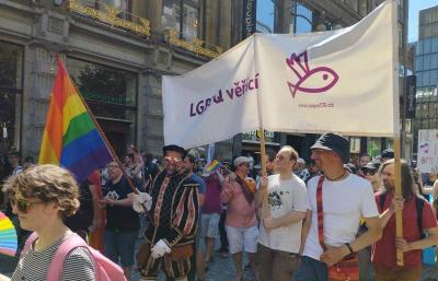 Prahou prošel průvod Prague Pride. S heslem Tradičnější, než si myslíte se ho účastnily tisíce