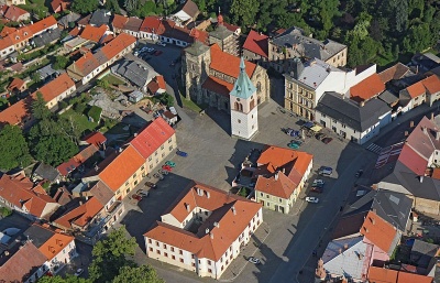 Dva obrácené zvony v Kouřimi doplní příští rok třetí, vybralo se na něj ve sbírce