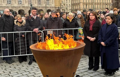 Pietní průvod za oběti střelby na FF UK vytvořil lidský řetěz