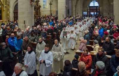 Ve zcela zaplněné katedrále v Plzni zahájili věřící se svým biskupem synodu 