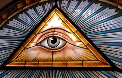 Nad oltářem Křišťálového chrámu na Českolipsku opět září vitráž Boží oko