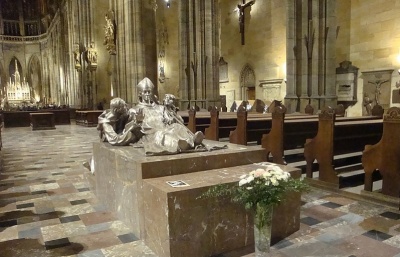 Soud nepřiznal V. Žákové 15 milionů Kč za vystavení sousoší v katedrále sv. Víta, žalobkyně omdlela