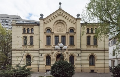 Neznámý pachatel hodil na varšavskou synagogu tři zápalné lahve