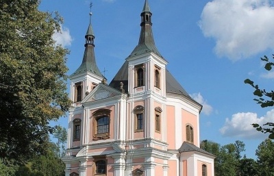 V kostele v zaniklé obci Stará Voda odhalili původní sousoší rolnických patronů