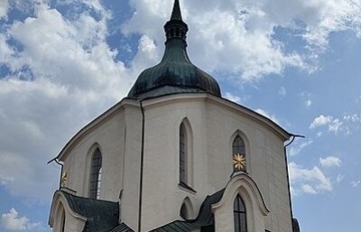 Na žďárské Zelené hoře přibyly v opraveném ambitu obrazy křížové cesty