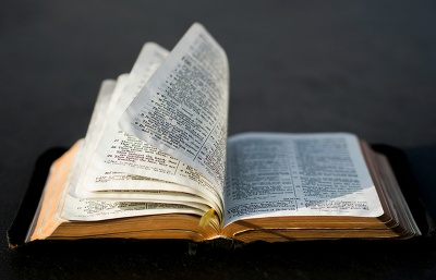 Poutníci ve Velehradě pokračují v ručním přepisování Bible už 21. rokem
