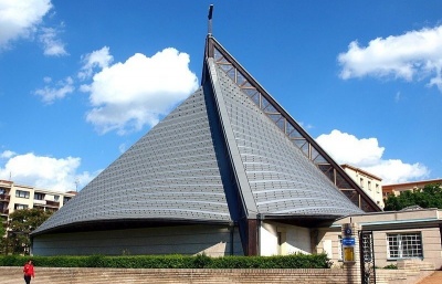 Ve Strašnicích byl před 30 lety vysvěcen kostel ve tvaru trojbokého jehlanu