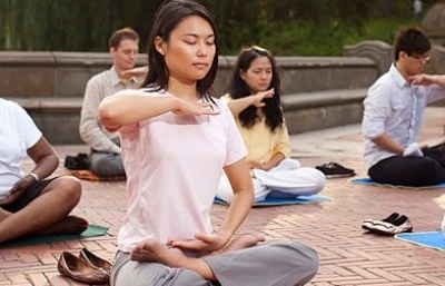 Lidé podpořili před čínskou ambasádou v Praze hnutí Fa-lun-kung