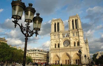 Do pařížské katedrály Notre-Dame se po požáru vrátila trnová koruna