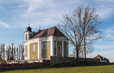 Na Broumovsku chtějí moderní sochy světců do Dientzenhoferova barokního kostela