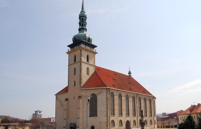 Lidé zcela zaplnili kostel v Mostě, kde se konala bohoslužba za oběti požáru