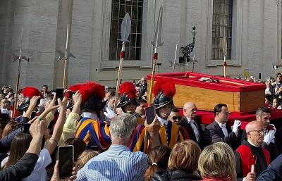Přes 400.000 lidí se naposledy rozloučilo se zesnulým papežem Františkem