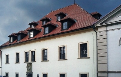 Olomoucké arcibiskupství prodává mincovnu v Kroměříži za 30,5 milionu Kč