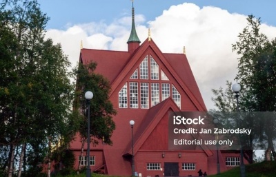 Ve Švédsku dokončili přesun historického kostela v Kiruně na nové místo
