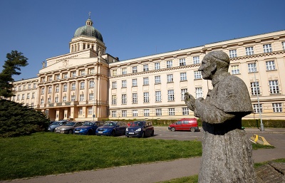 Když už nelze držet moc s blahosklonným úsměvem