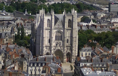 Ve francouzském Nantes se pět let po ničivém požáru znovu otevřela katedrála