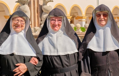 Spor rakouských jeptišek s církví po útěku z pečovatelského domu pokračuje