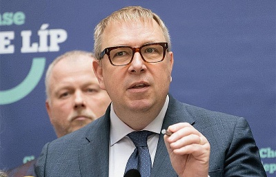 Kandidát na ministra Aleš Juchelka dnes přinesl jako dárek prezidentu Pavlovi Bibli