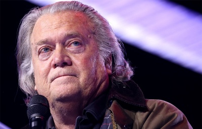 Bývalý poradce Trumpa Bannon si psal s Epsteinem: „Sundám Františka“