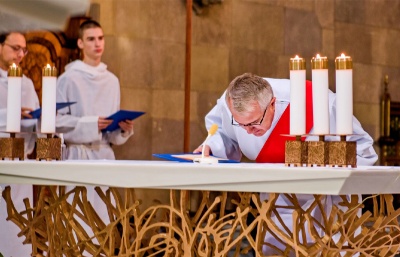 Bez kněze se velkopáteční obřady konat nemají, rozhodl biskup Konzbul
