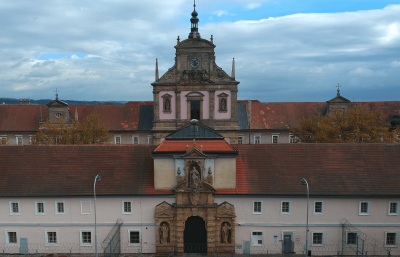 Papež na Velký pátek nesl kříž u Kolosea, zástupci české ekumény se pak sešli ve věznici