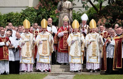 Lefebvristé navzdory papeži provedli schizmatické svěcení čtyř biskupů