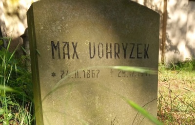 Na pardubickém židovském hřbitově ukázali v rámci Dne židovských památek kufr z Terezína 