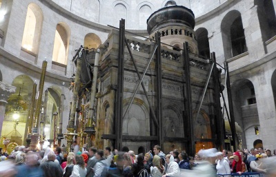 Pravoslavní vítali v Jeruzalému svatý oheň