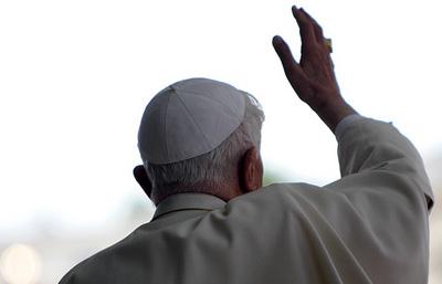 Emeritní papež Benedikt XVI. byl pohřben ve Vatikánu